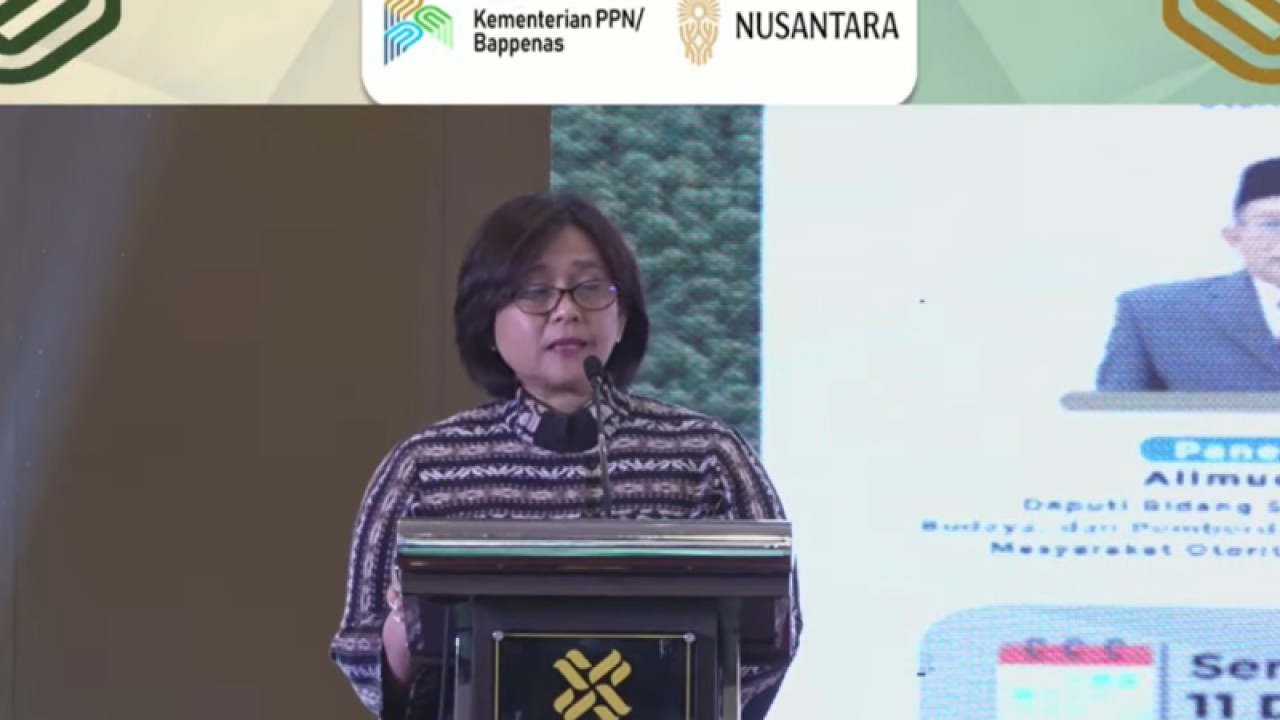 Staf Ahli Menteri Bidang Hubungan Kelembagaan Kementerian Perencanaan Pembangunan Nasional (PPN)/Badan Perencanaan Pembangunan Nasional (Bappenas) Teni Widuriyanti berbicara dalam Sosialisasi Undang-undang (UU) Nomor 21 Tahun 2023 tentang Perubahan UU Nomor 3 Tahun 2022 tentang Ibu Kota Negara di Jakarta, Senin (11/12/2023). ANTARA/Martha Herlinawati Simanjuntak