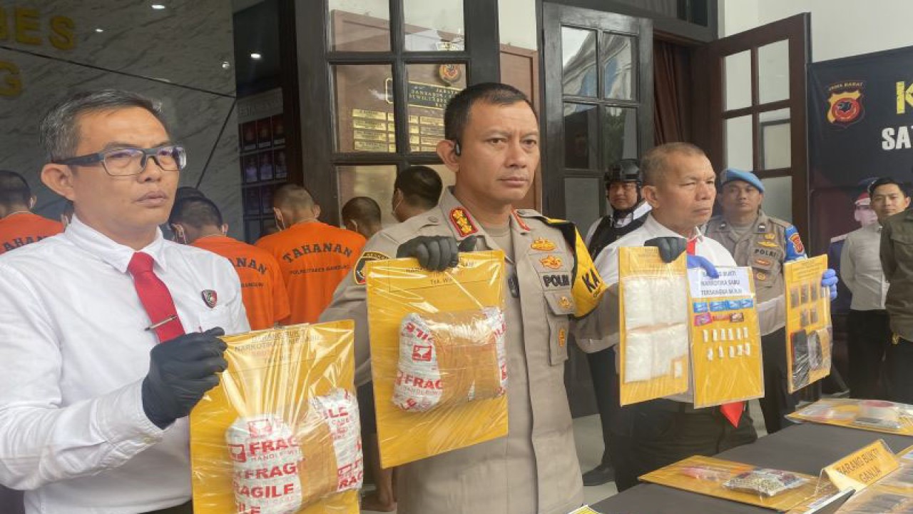 Polisi menunjukkan barang bukti narkoba dalam ungkap kasus di Mapolrestabes Bandung, Jawa Barat, Selasa (5/12/2023). (ANTARA/Rubby Jovan)