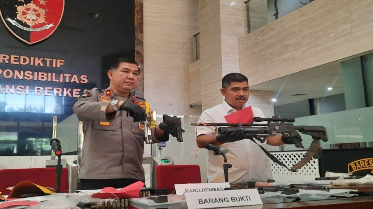 Kika- Karopenmas Divisi Humas Polri Brigjen Pol. Ahmad Ramadhan dan Juru bicara Densus 88 Antiteror Polri Kombes Pol. Aswin Siregar memperlihatkan alat bukti tindak pidana terorisme yang disita selama 2023 di Bareskrim Polri, Jakarta, Rabu (20/12/2023). ANTARA/Laily Rahmawaty