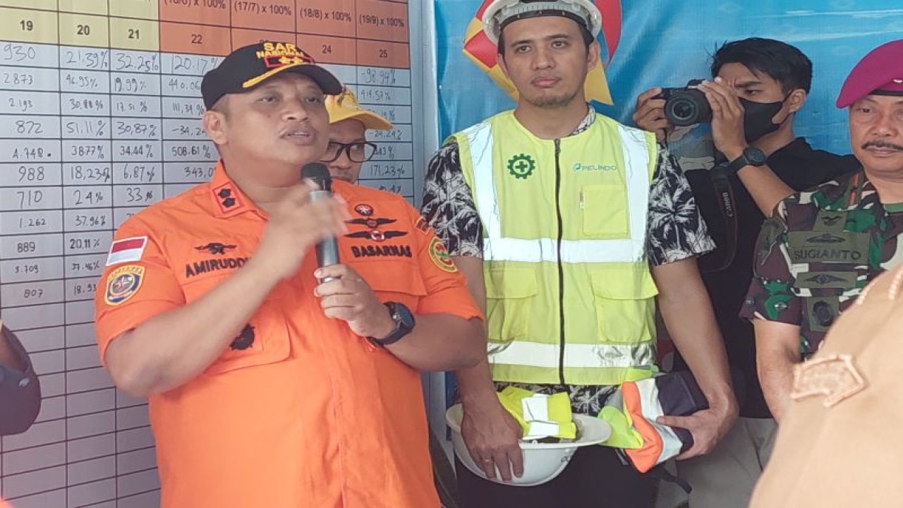 Kepala Kantor Pencarian dan Pertolongan Nasional (Basarnas) Kelas A Sorong, Amiruddin saat diwawancara terkait antisipasi lonjakan penumpang Natal 2023 dan Tahun Baru 2024, di Sorong, Senin (18/12/2023). ANTARA/Yuvensius LB.