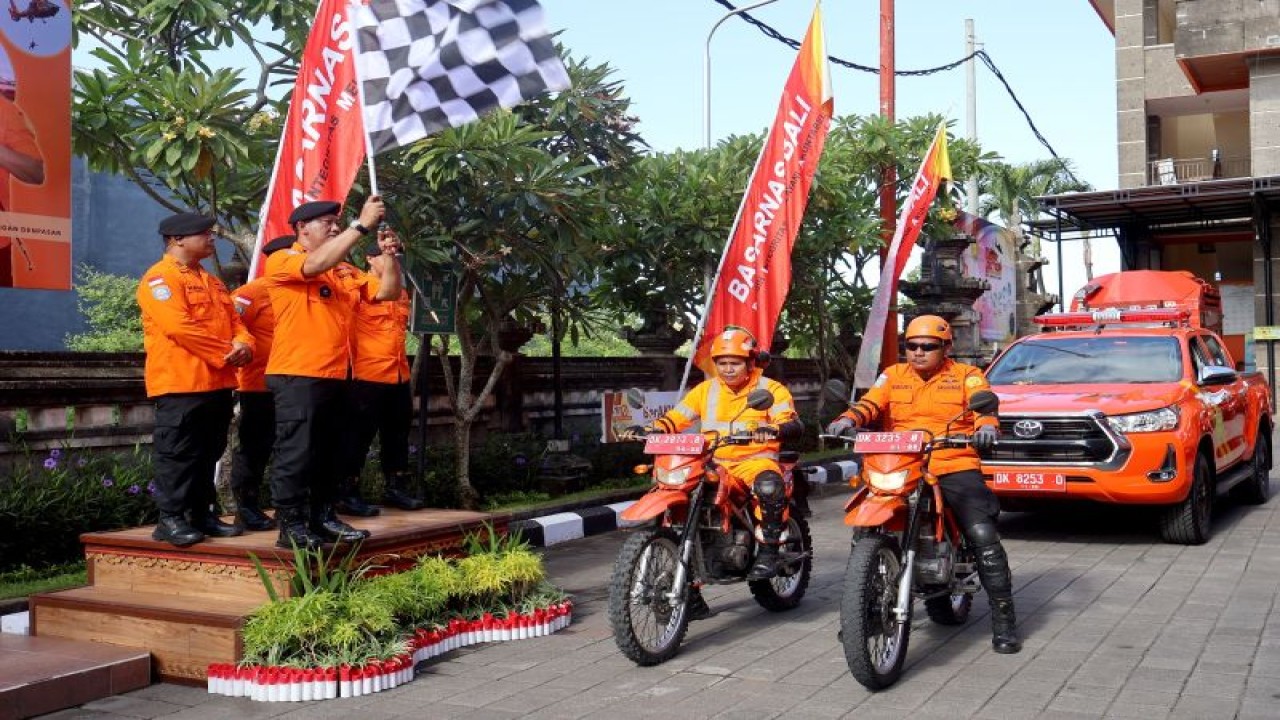 Kepala Basarnas Bali I Nyoman Sidakarya saat melepas personel dan peralatan siaga SAR khusus Natal dan tahun baru di Denpasar, Senin (18/12/2023). (ANTARA/Ho-Basarnas Bali)