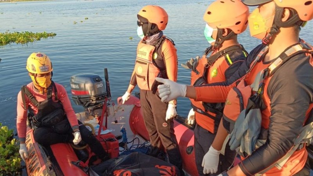 Basarnas Bandung bersama petugas gabungan menemukan tubuh remaja atas nama Empung (14) warga Kecamatan Karangtengah, Cianjur, Jawa Barat, yang dilaporkan hilang tenggelam, Rabu (20/12/2023.(ANTARA/Ahmad Fikri). (Ahmad Fikri)