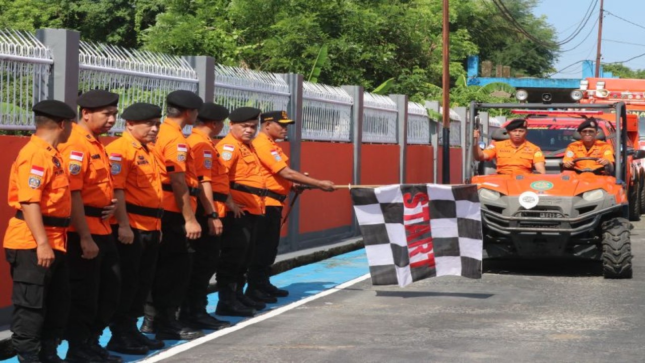 Kepala Basarnas Makassar Mexianus Bekabel (tujuh kiri) bersiap mengangkat bendera untuk melepas personel melaksanakan tugas dalam momen Natal 2023 dan Tahun Baru di Makassar, Sulawesi Selatan. (ANTARA/HO-Basarnas Makassar).