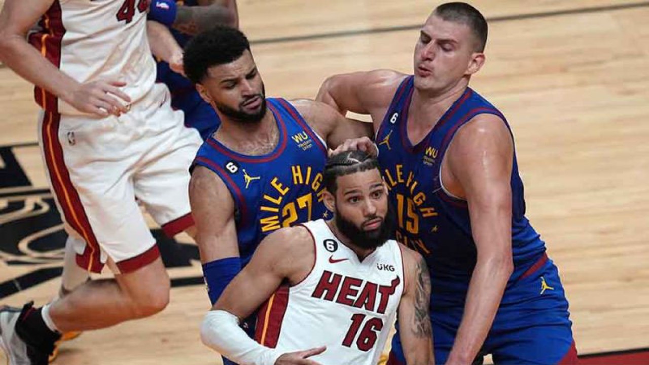 Pebasket Miami Heat Caleb Martin (tengah) dihadang pemain Denver Nuggets Jamal Murray dan Nikola Jokic pada kuarter pertama gim ketiga Final NBA 2023 di Miami, Florida, Amerika Serikat, Rabu (7/6/2023). Denver Nuggets mengamankan gim ketiga Final NBA 2023 usai mengalahkan tuan rumah Miami Heat 109-94. ANTARA FOTO/Jim Rassol-USA TODAY Sports/rwa.