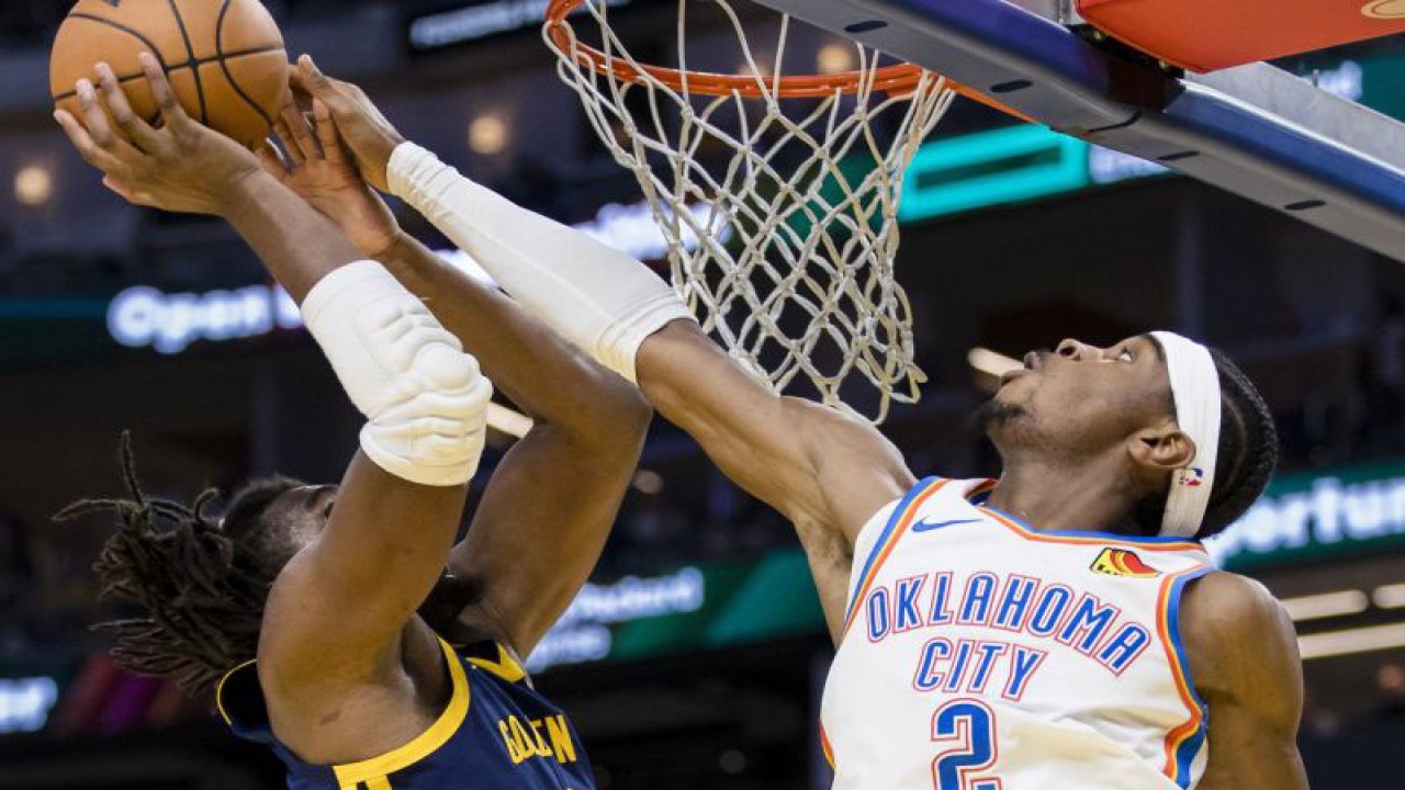 Pebola basket Oklahoma City Thunder Shai Gilgeous-Alexander (2) memblok usaha dari pemain Golden State Warriors Andrew Wiggins dalalm laga NBA di Chase Center, San Francisco, California, AS, Sabtu (18/11/2023). Thunder menang dengan skor 130-123. ANTARA FOTO/USA TODAY Sports via Reuters Con/John Hefti/foc.