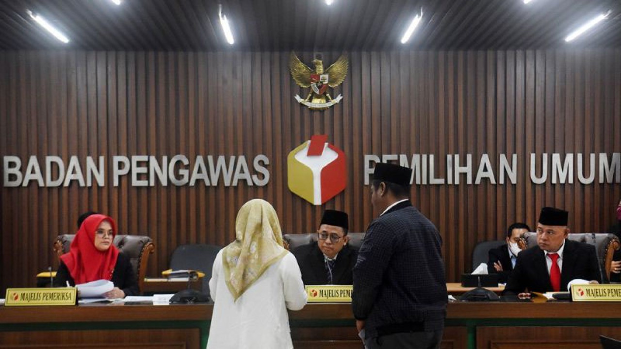 Arsip Foto - Ketua Majelis Pemeriksa Bawaslu Puadi (tengah) didampingi anggota majelis Lolly Suhenty (kiri) dan Totok Daryanto memimpin Sidang Pemeriksaan Pelanggaran Administratif Pemilu (PAP) dengan terlapor pihak KPU RI oleh Koalisi Masyarakat Peduli Keterwakilan Perempuan di Gedung Bawaslu, Jakarta, Kamis (23/11/2023). ANTARA FOTO/Indrianto Eko Suwarso/tom/aa.