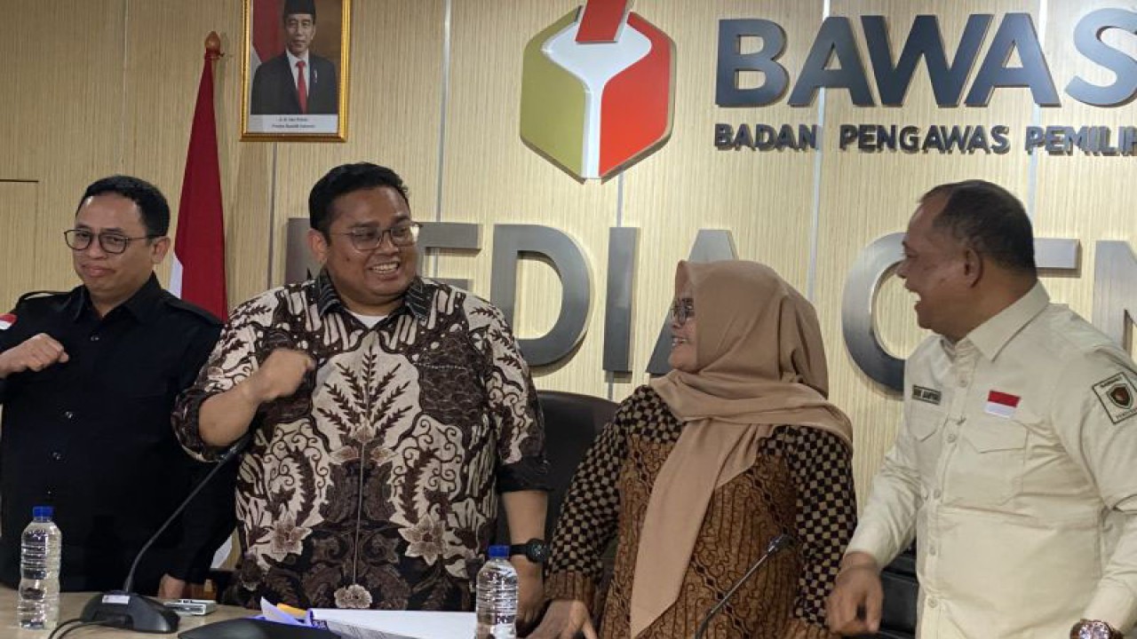 Ketua Bawaslu Rahmat Bagja (dua dari kiri) bersama anggota Bawaslu lainnya dalam Konferensi Pers Hasil Pengawasan Bawaslu pada Masa Tahapan Kampanye Pemilu 2024 di Jakarta, Selasa (19/12/2023). (ANTARA FOTO/Hreeloita Dharma Shanti)