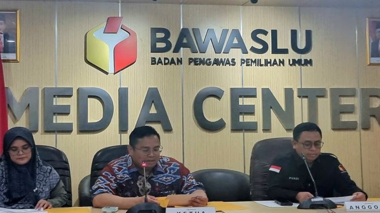 Ketua Badan Pengawas Pemilu (Bawaslu) Rahmat Bagja (tengah) bersama Koordinator Divisi Penanganan Pelanggaran Puadi (kanan), Anggota Bawaslu Lolly Suhenty (kiri) memberikan keterangan pers di Media Center Bawaslu RI, Jakarta, Kamis (28/12/2023). (ANTARA/Hana Kinarina)