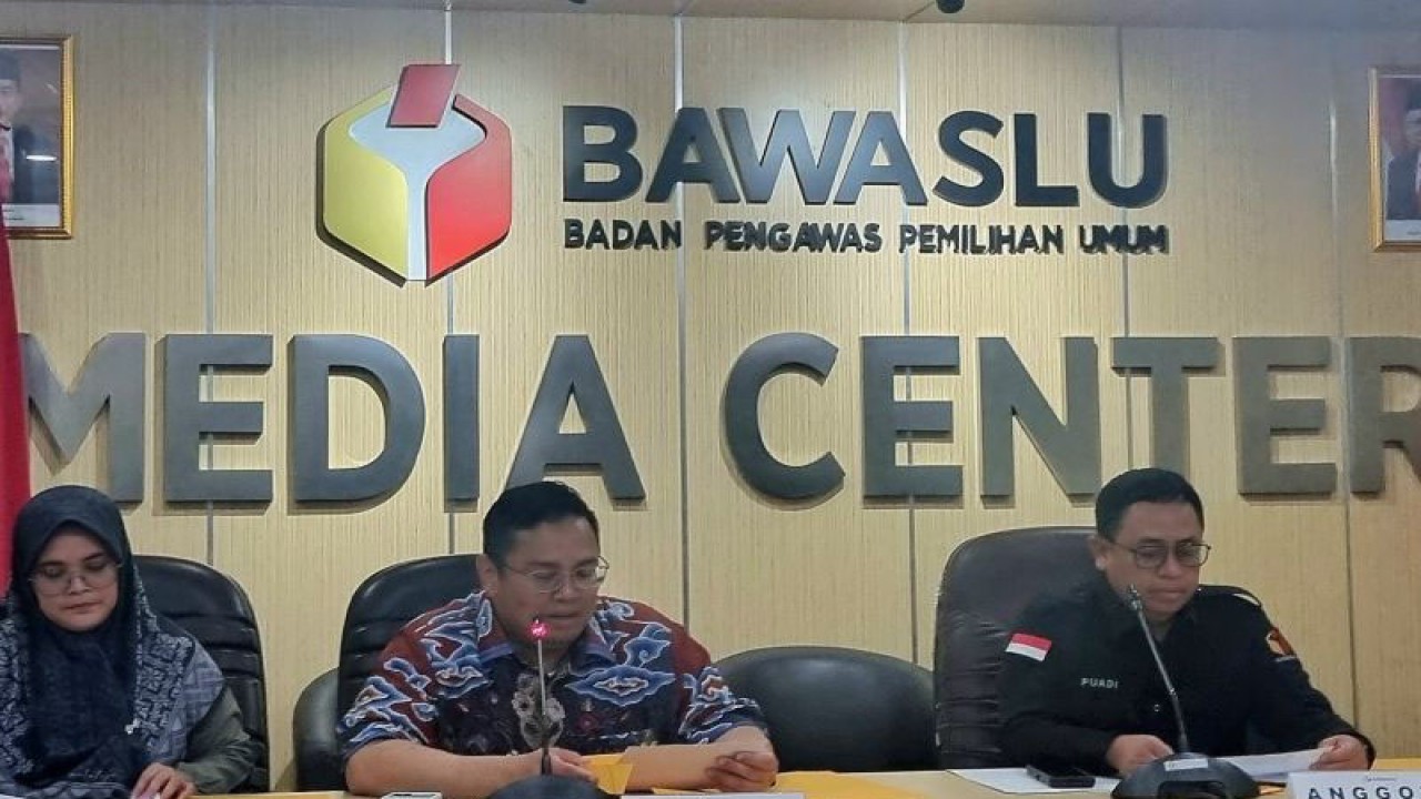 Ketua Badan Pengawas Pemilu (Bawaslu) Rahmat Bagja (tengah) bersama Koordinator Divisi Penanganan Pelanggaran Puadi (kanan), Anggota Bawaslu Lolly Suhenty (kiri) memberikan keterangan pers di Media Center Bawaslu RI, Jakarta, Kamis (28/12/2023). (ANTARA/Hana Kinarina)