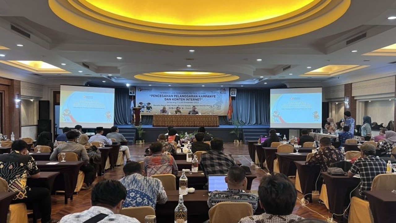 Bawaslu Jawa Tengah menggelar kegiatan Pencegahan Pelanggaran Kampanye dan Pengawasan Konten Internet di Semarang, Jumat (8/12/2023). (ANTARA/Wisnu Adhi)