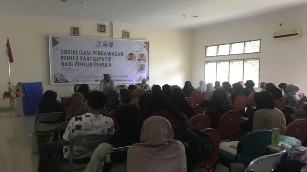 Bawaslu Maluku sosialisasi pengawasan partisipatif bersama IKAMI Sulsel cabang Ambon. (ANTARA/Winda Herman)