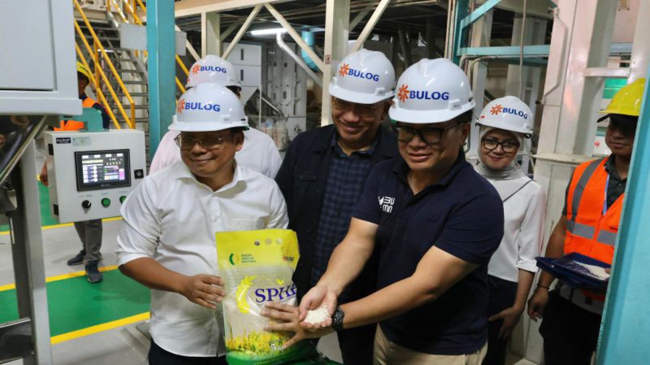 Direktur Utama Perusahaan Umum (Perum) Bulog Bayu Krisnamurthi bersama Wakil Menteri BUMN Kartika Wirjoatmodjo dan Kepala Bappanas dalam kunjungannya ke pergudangan modern Perum Bulog di kawasan Kelapa Gading Jakarta, Sabtu (30/12/2023). (ANTARA/ Muhammad Heriyanto)