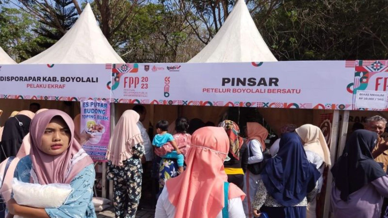 Seorang warga membeli beras kualitas medium dengan harga Rp50.000 per sak isi 5 kg dalam kegiatan Bazar Pangan Murah di Alun Alun Lor Kabupaten Boyolali, Jateng, Selasa (5/12/2023). ANTARA/Bambang Dwi Marwoto.