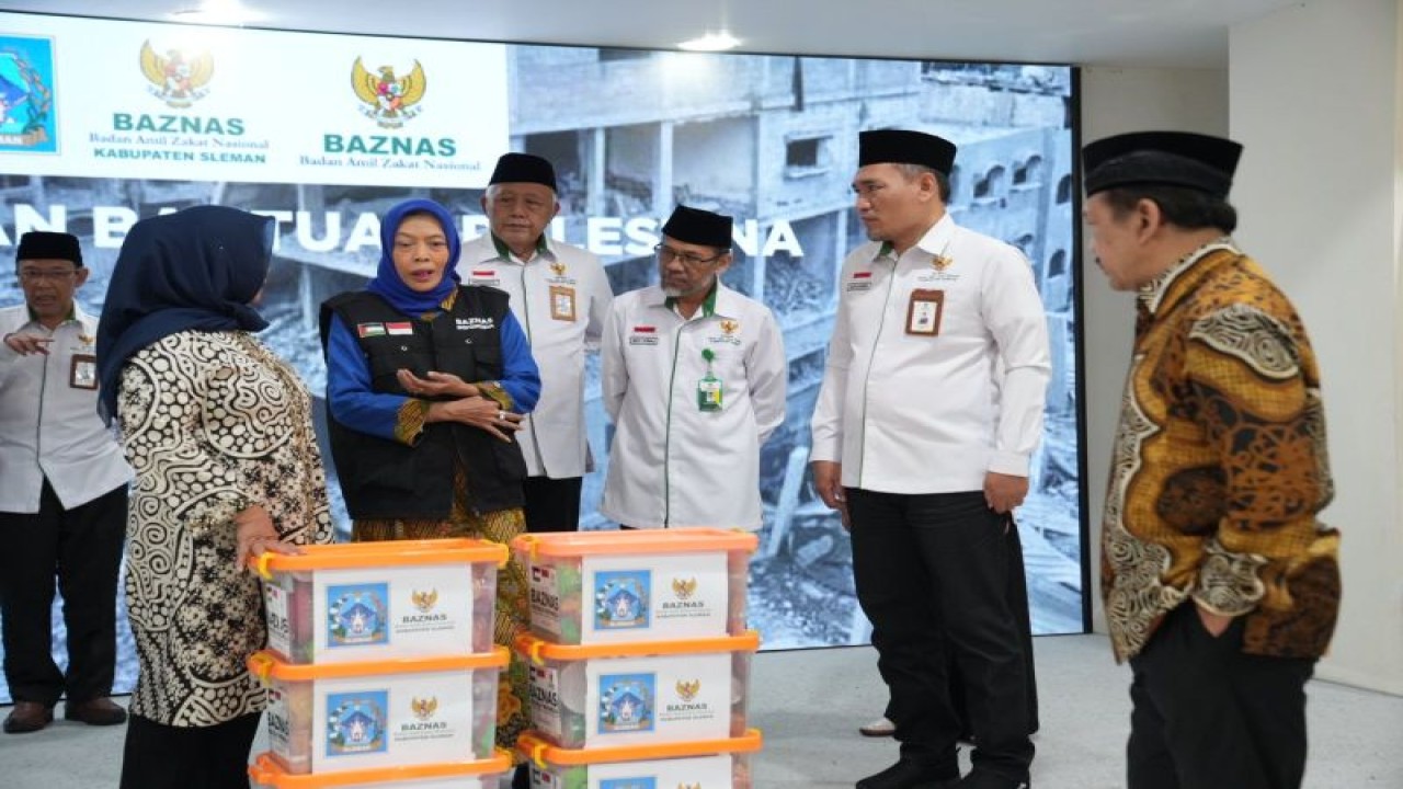 Bupati Sleman Kustini Sri Purnomo bersama Ketua Baznas Sleman Kriswanto menyerahkan bantuan kemanusiaan untuk Palestina di Kantor Baznas RI, Kamis (14/12/2023). ANTARA/HO-Bagian Prokopim Setda Sleman