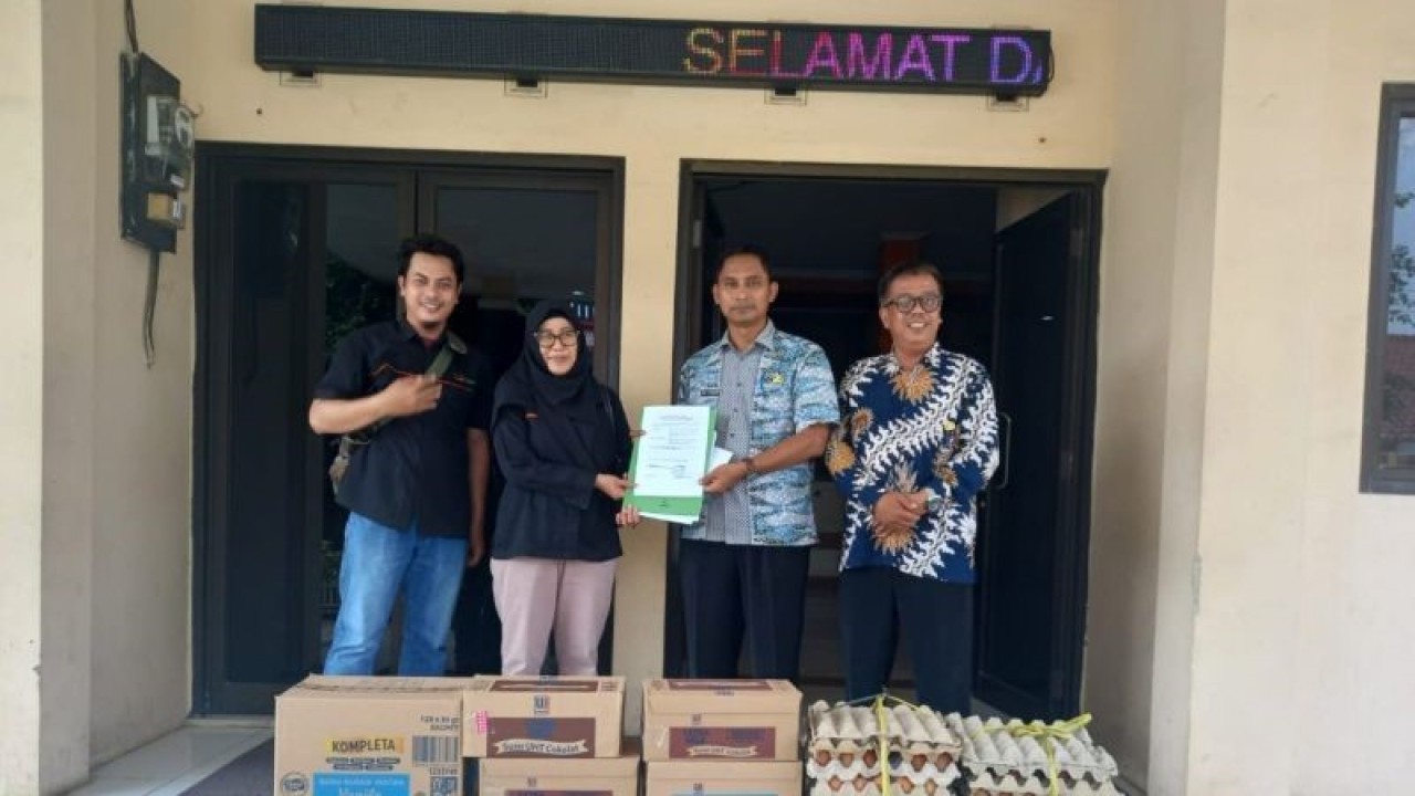 Penyerahan bantuan makanan bergizi secara simbolis dari PT BBWM kepada masyarakat Kecamatan Babelan di kantor kecamatan setempat, Selasa (19/12/2023). (ANTARA/Pradita Kurniawan Syah).
