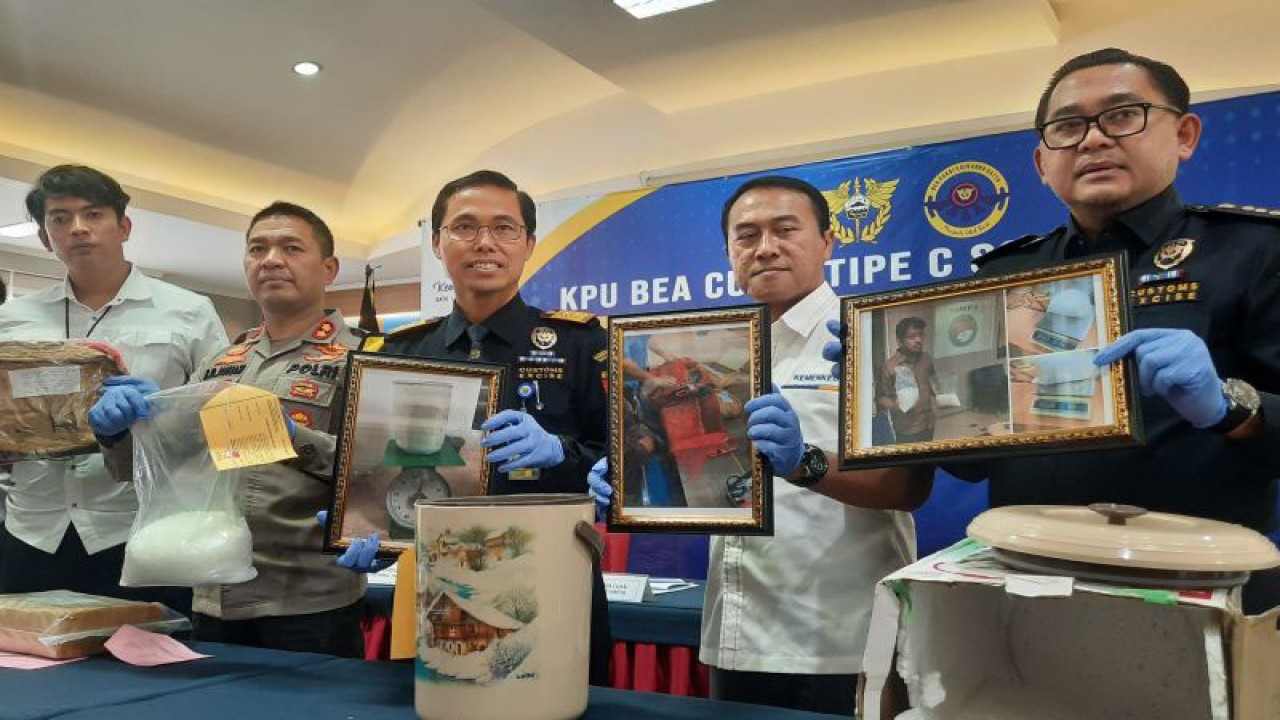 Kepala Bea Cukai Soetta Gatot Sugeng Wibowo saat menunjukan barang bukti hasil ungkap kasus penyelundupan narkotika. (Azmi Samsul Maarif)