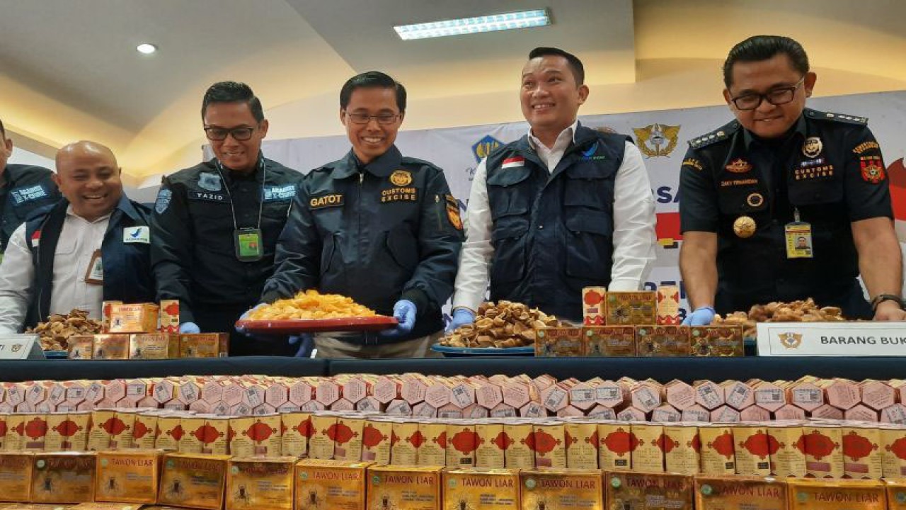 Kepala Bea Cukai Soetta Gatot Sugeng Wibowo menunjukan sejumlah barang bukti hasil pengungkapan penyelundupan sisik Trenggiling dan Obat-obatan ilegal. (Azmi Samsul Maarif)