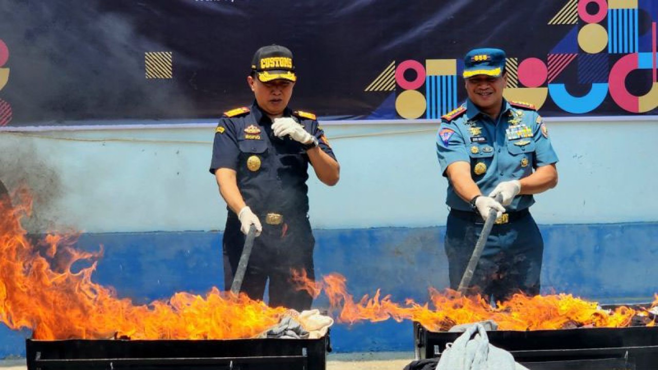 Kepala Kantor Bea Cukai Wilayah Jateng-DIY Akhmad Rofiq (kiri) bersama Danlanal Semarang Kolonel Joko Andriyanto saat pemusnahan ratusan bal pakaian impor ilegal di Semarang, Rabu. (ANTARA/I.C. Senjaya)