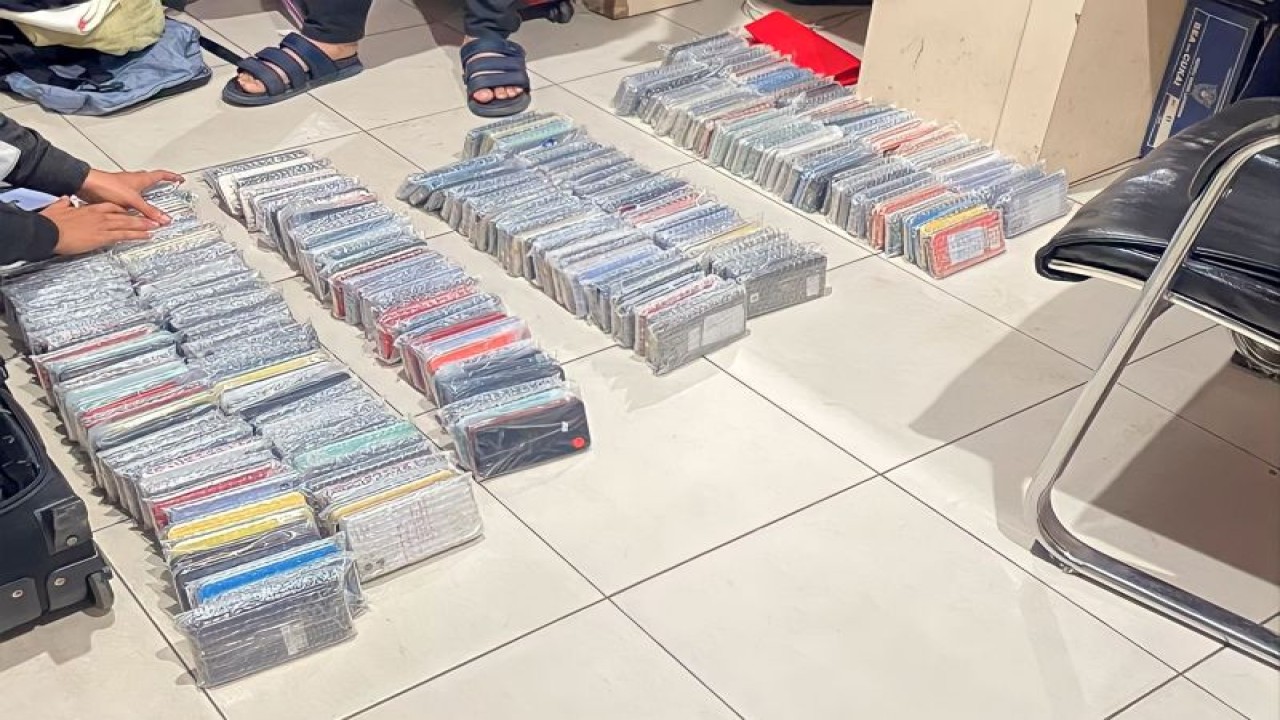 Bea Cukai Batam, Kepulauan Riau (Kepri), mengamankan ratusan unit telepon genggam bekas yang dibawa dua calon penumpang pesawat Lion Air di Bandara Hang Nadim, Rabu (27/12/2023). (ANTARA/HO-Humas Bea Cukai Batam)