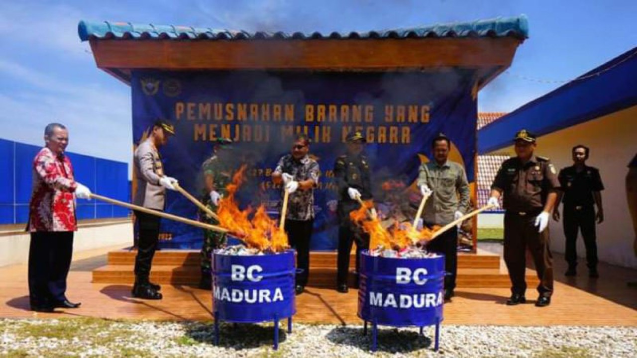 Pemusnahan rokok dan minuman beralkohol ilegal hasil sitaan di Kantor Bea Cukai Madura, Kamis (7/12/2023). (ANTARA/HO-Bea Cukai Madura)