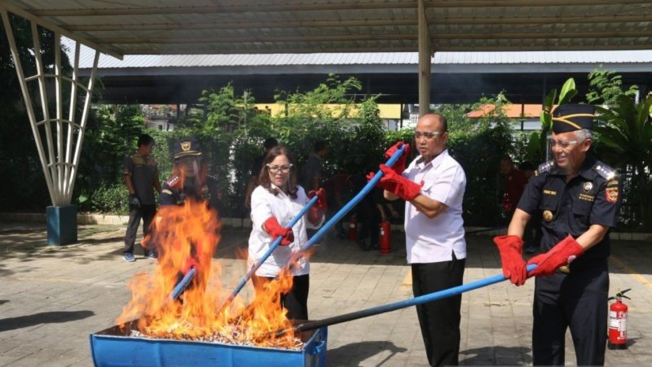 Bea Cukai Ngurah Rai, Bali memusnahkan barang larangan dan pembatasan hasil pengawasan selama periode April-Oktober 2023 di Kantor Bea Cukai Ngurah Rai, Kuta, Kabupaten Badung, Bali, Rabu (13/12/2023). ANTARA/HO-Bea Cukai Ngurah Rai
