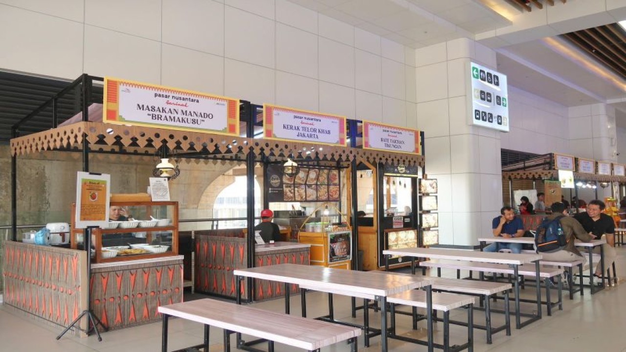 Beberapa tenant UMKM yang berada di Stasiun Halim, Jakarta Timur. ANTARA/HO-KCIC