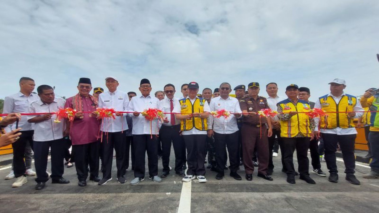 Gubernur Bengkulu Rohidin Mersyah meresmikan jalan layang Destinasi Wisata Danau Dendam Tak Sudah (DDTS), Kota Bengkulu yang telah dibangun sejak April 2023 lalu, di Bengkulu, Rabu. (20/12/2023) (ANTARA/Boyke Ledy Watra)