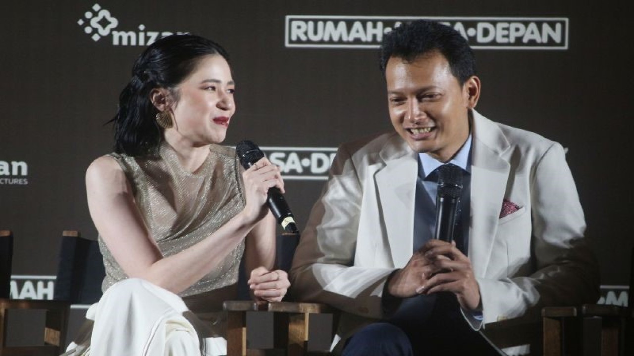 Aktor seni peran Laura Basuki (kiri) dan Fedi Nuril (kanan) saat menghadiri gala premier film "Rumah Masa Depan" di Senayan, Jakarta, Sabtu (2/12). ANTARA/Ahmad Faishal