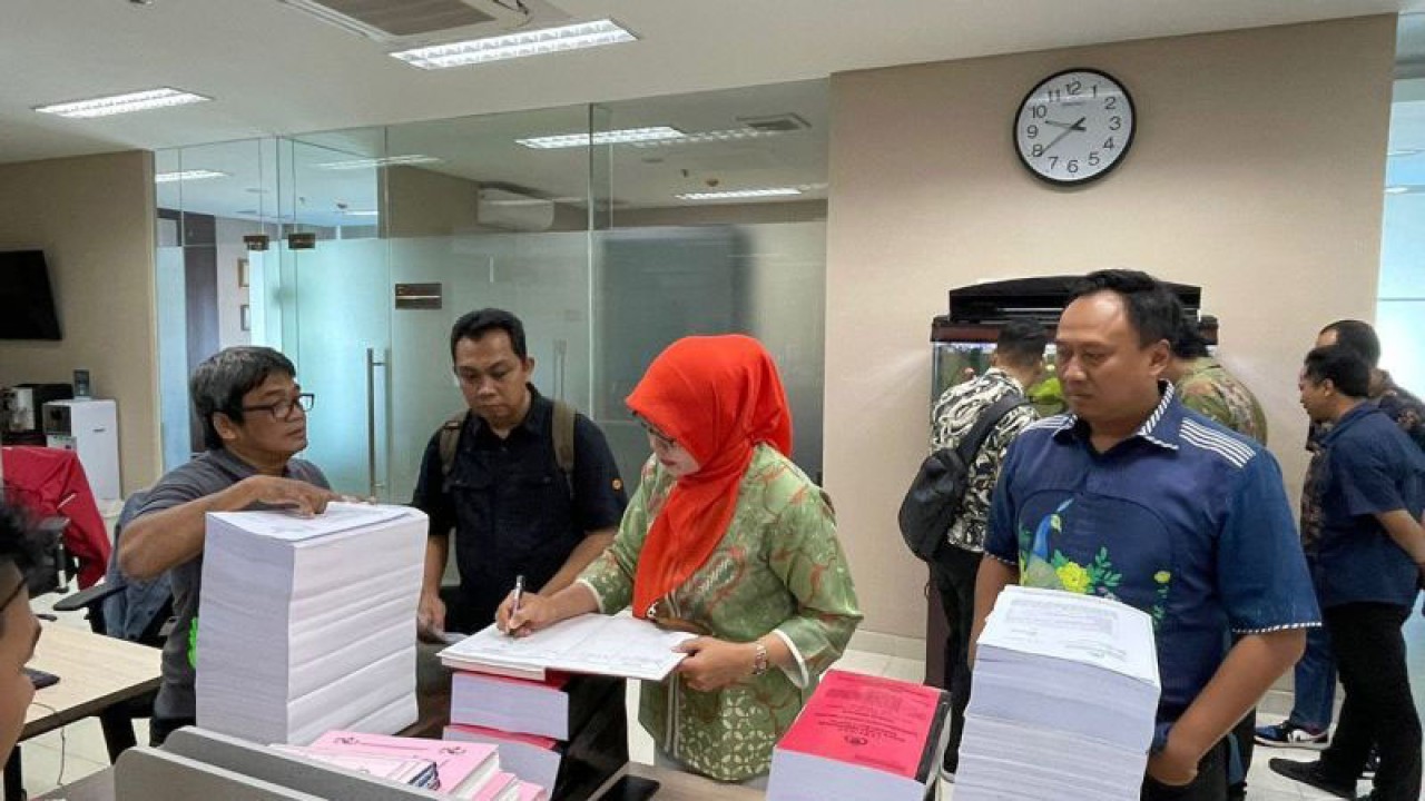 Penyerahan berkas perkara Ketua KPK nonaktif KPK Firli Bahuri oleh penyidik Ditreskrimsus Polda Metro Jaya ke Kejati DKI Jakarta, Jumat (15/12/2023). ANTARA/HO-Ditreskrimsus Polda Metro Jaya/am.