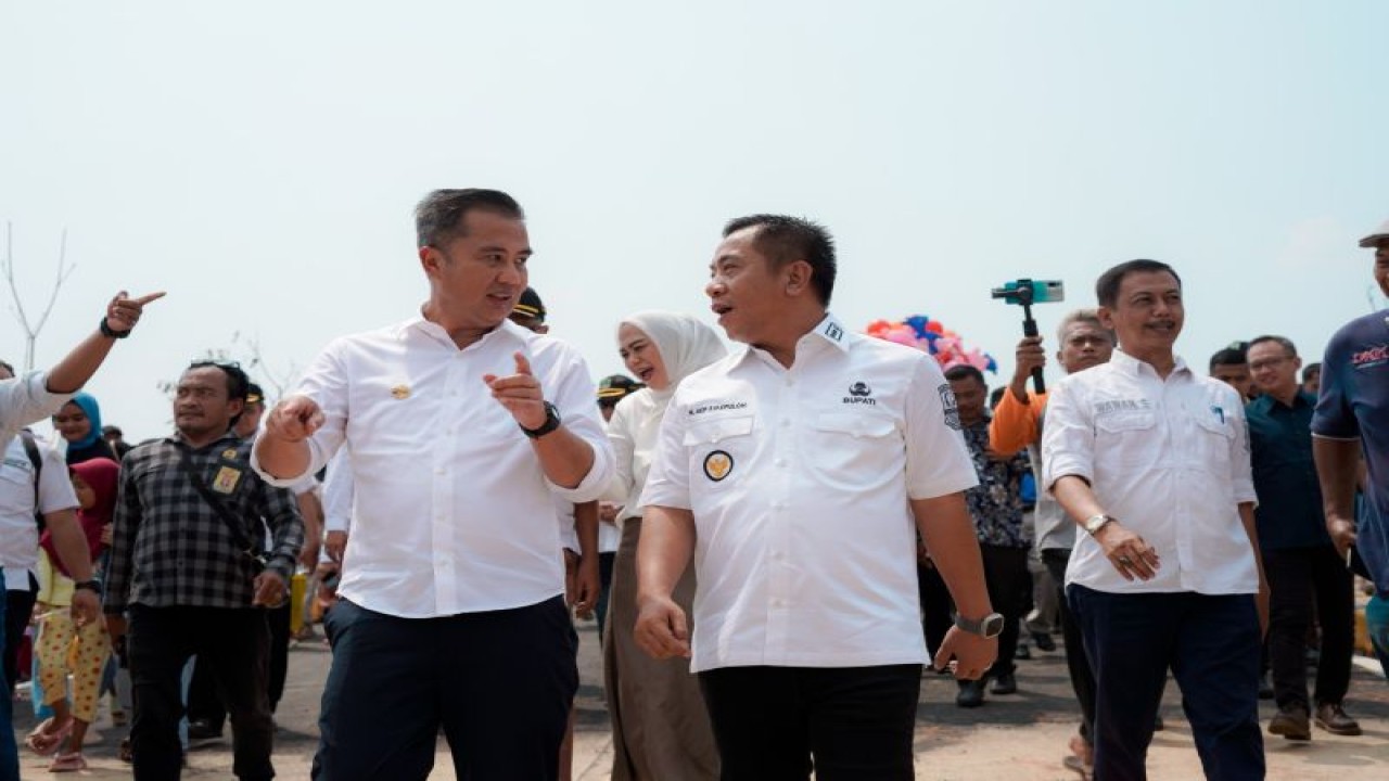 Penjabat Gubernur Jawa Barat Bey Machmudin (kiri) bersama Bupati Karawang Aep Syaepuloh. (ANTARA/HO-Pemkab Karawang)