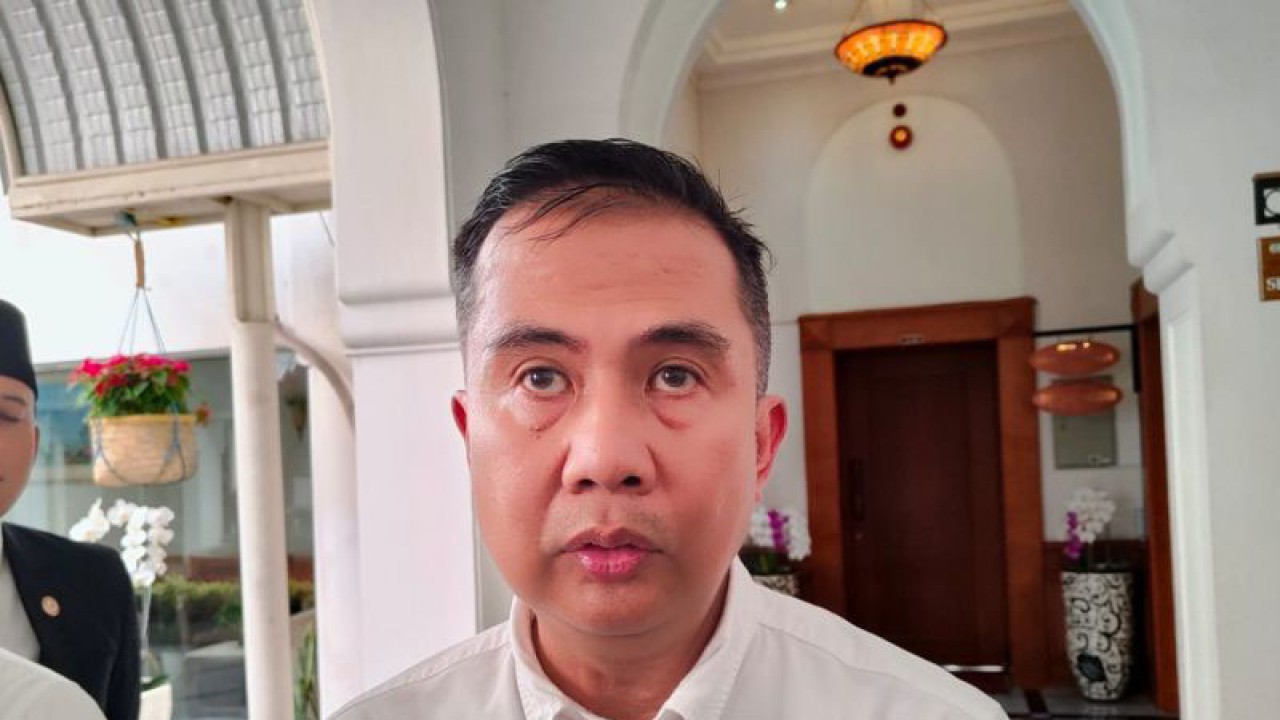 Penjabat Gubernur Jawa Barat Bey Triadi Machmudin memberikan keterangan di Gedung Sate Bandung. (ANTARA/Ricky Prayoga)