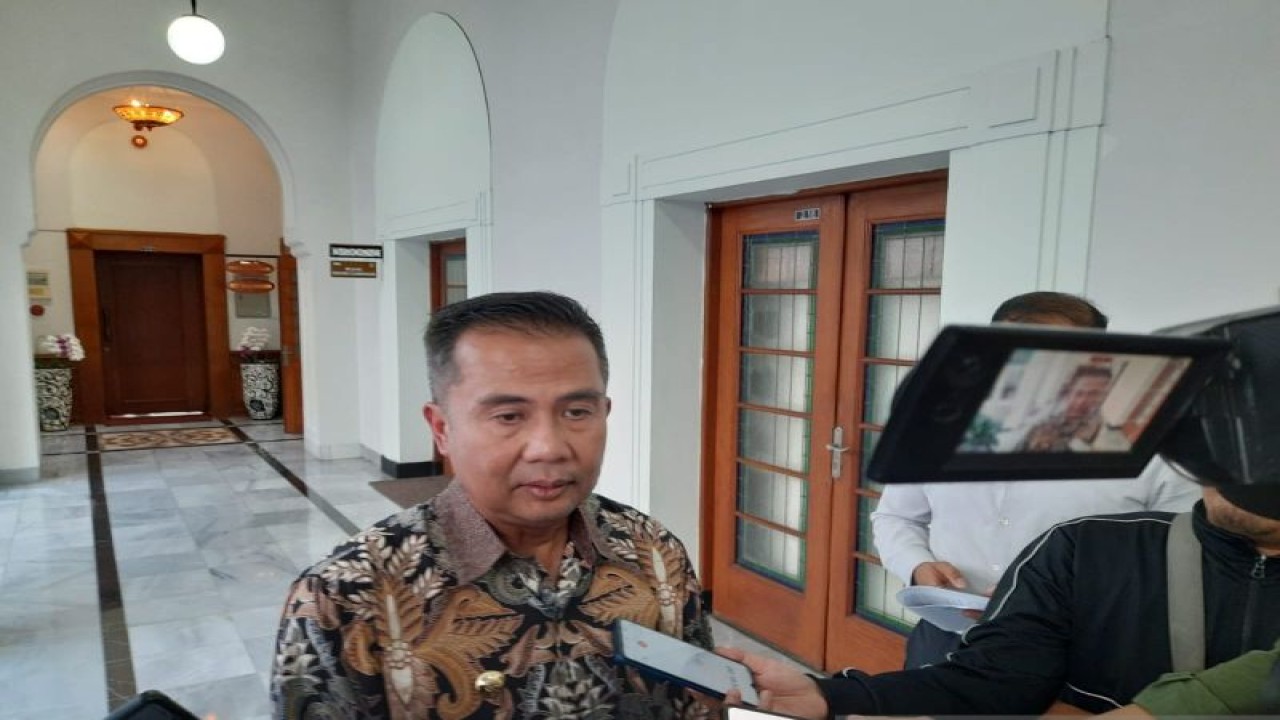 Penjabat (Pj) Gubernur Jawa Barat Bey Triadi Machmudin memberikan keterangan di Gedung Sate Bandung. (ANTARA/Ricky Prayoga)