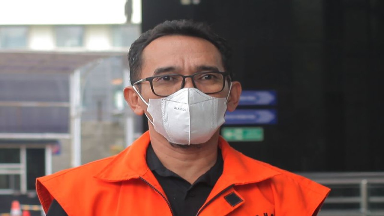 Tersangka kasus dugaan korupsi mantan wali kota Bima Muhammad Lutfi berjalan menuju ruang pemeriksaan di Gedung Merah Putih KPK, Jakarta, Rabu (27/12/2023). (ANTARA FOTO/Reno Esnir/YU)