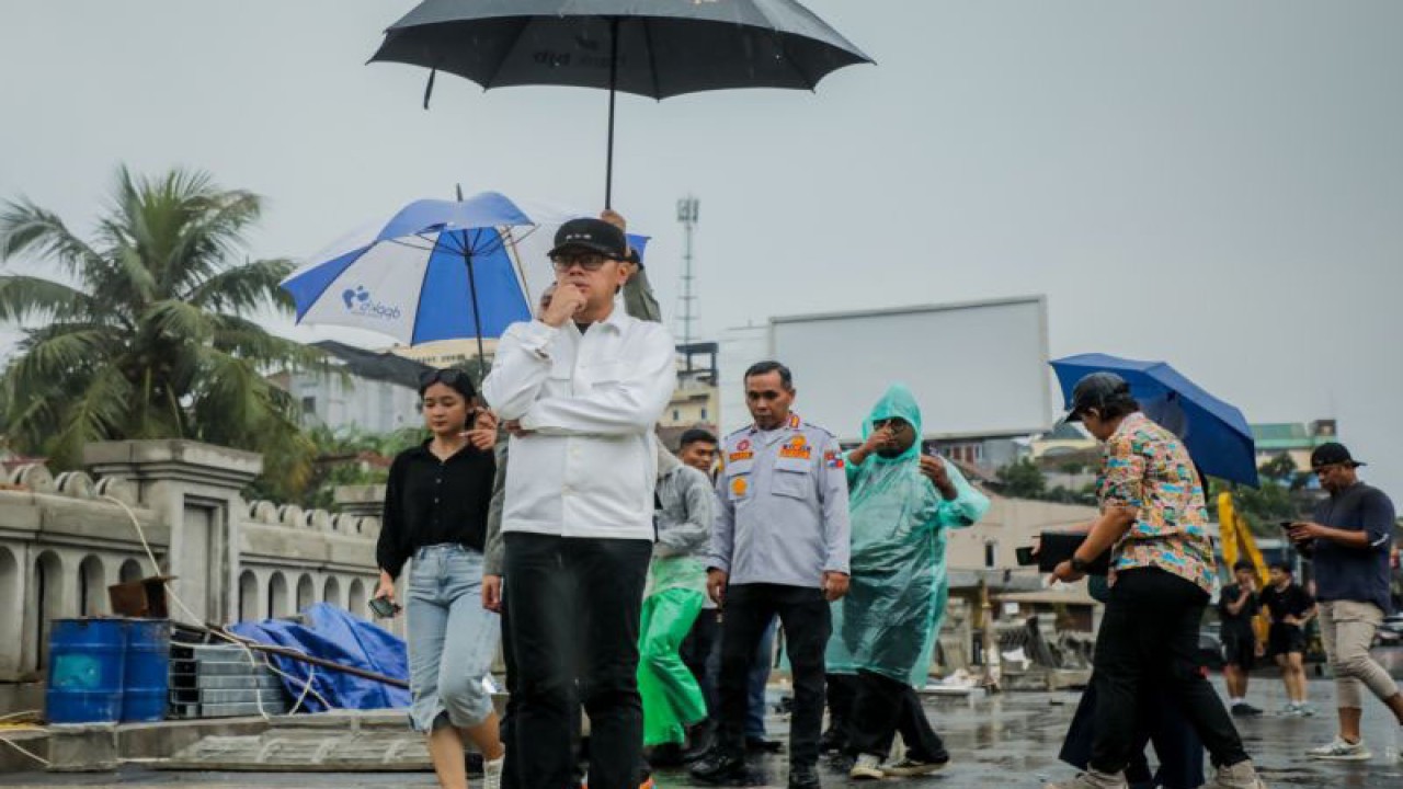 Wali Kota Bogor, Jawa Barat Bima Arya Sugiarto (dipayungi) saat meninjau Jembatan Otista, Sabtu (9/12/2023) sore. (ANTARA/HO/Pemkot Bogor)