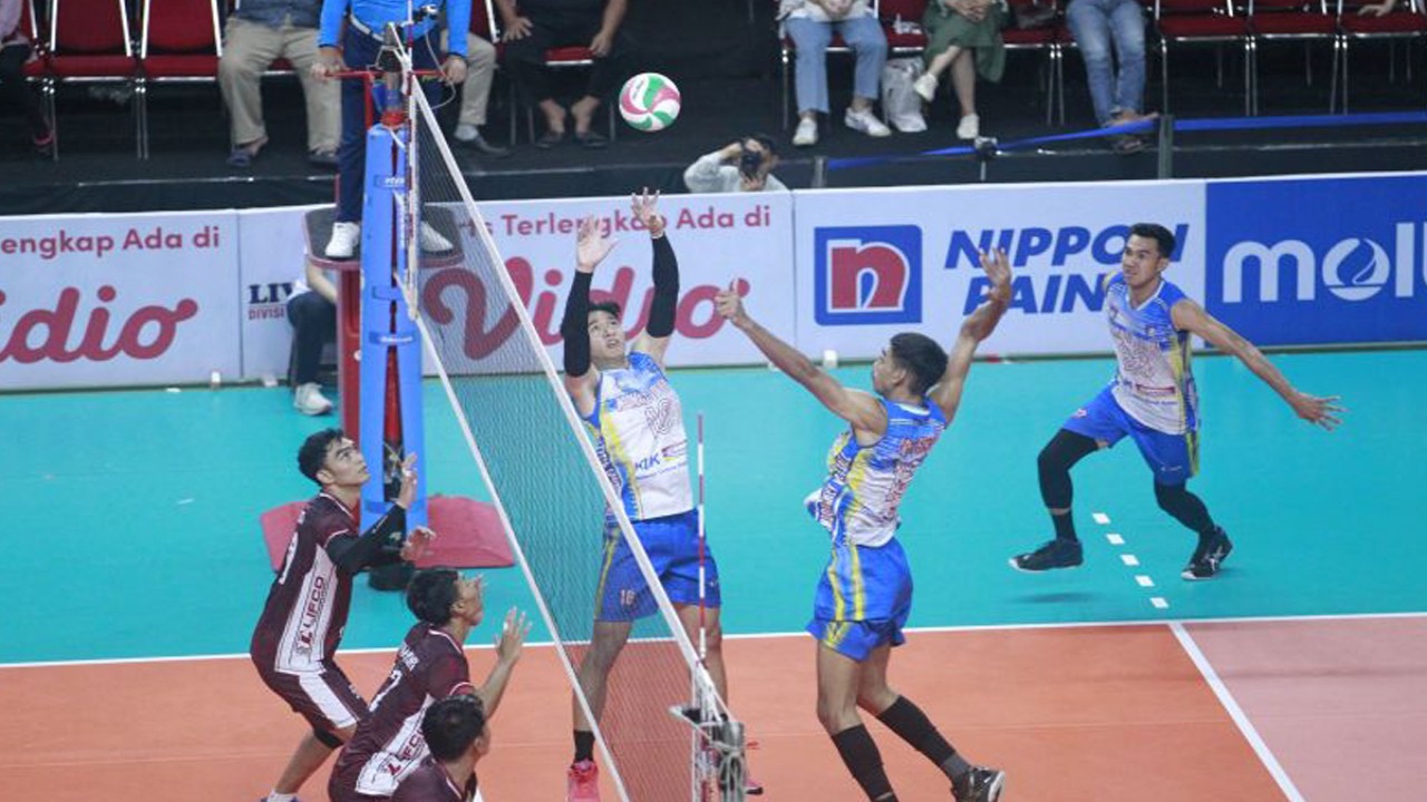 Tim putra BIN Pasundan melawan Indomaret Sidoarjo di final four Livoli Divisi Utama 2023 yang digelar di GOR Jayabaya, Kota Kediri, Jawa Timur. Kedua tim mengawali laga pertama ini, Jumat (1/23/2023). ANTARA/HO-panitia