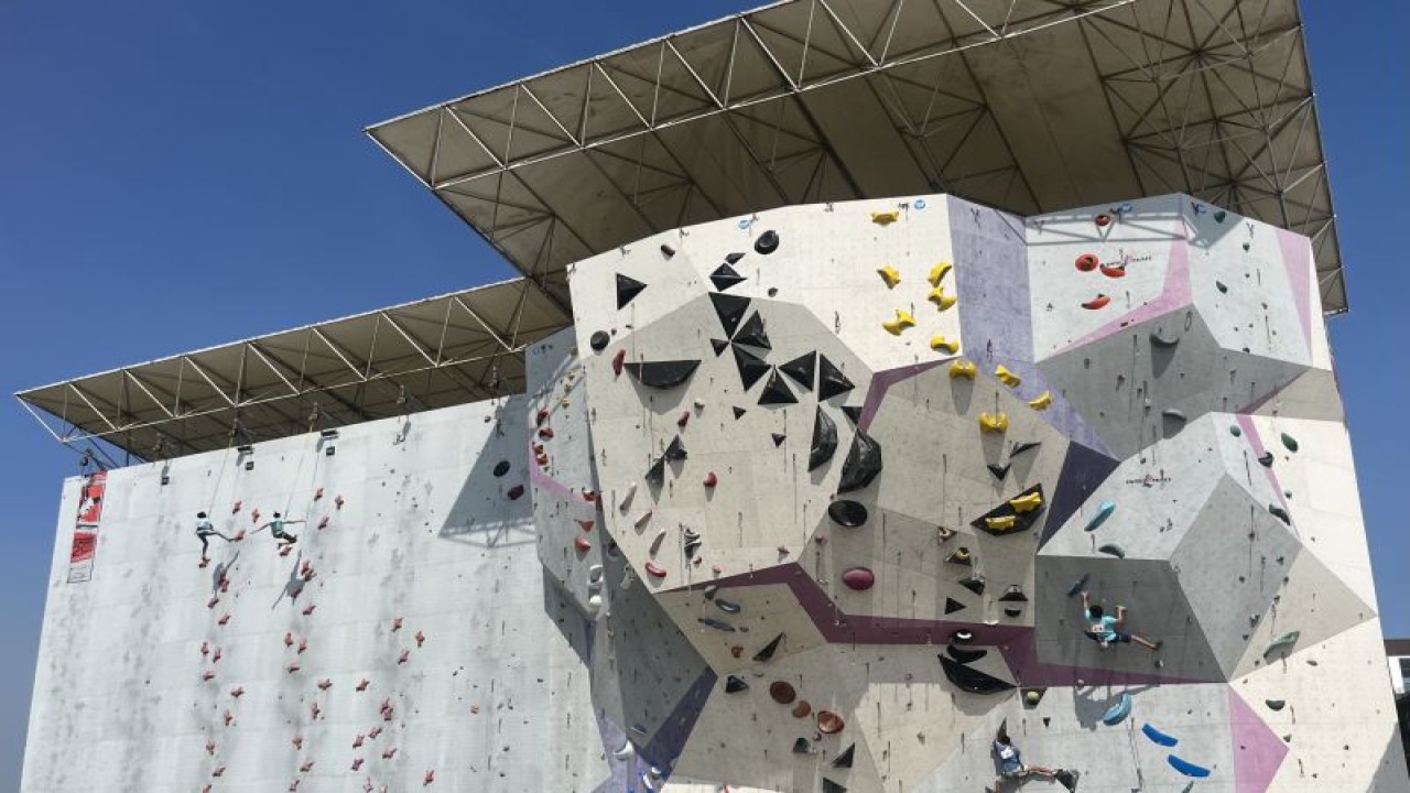 Dinding yang menjadi sajsu refenerasu atlet dalan Kejuaraan Panjat Tebing Provinsi DKI Jakarta di International Climbing Wall Park, Cakung, Jakarta, Kamis (30/11). (ANTARA/Putri Hanifa)