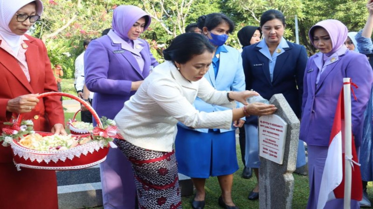 Menteri Pemberdayaan Perempuan dan Perlindungan Anak Bintang Puspayoga (tengah) melakukan ziarah dan tabur bunga di makam Ani Yudhoyono di Taman Makan Pahlawan (TMP) Kalibata, Jakarta. (ANTARA/HO-Kementerian PPPA)
