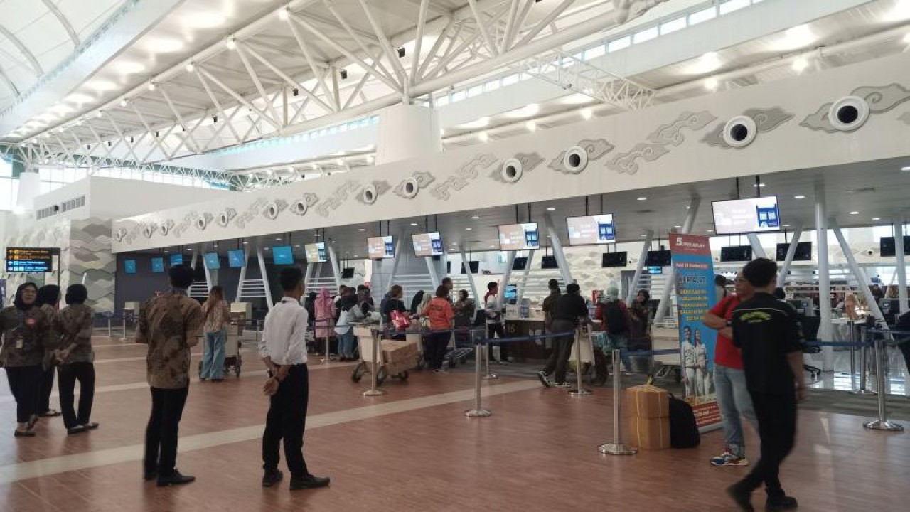 Sejumlah penumpang saat mengantre di chek point BIJB Kertajati di Majalengka, Jawa Barat, Jumat (1/12/2023). (ANTARA/Fathnur Rohman)