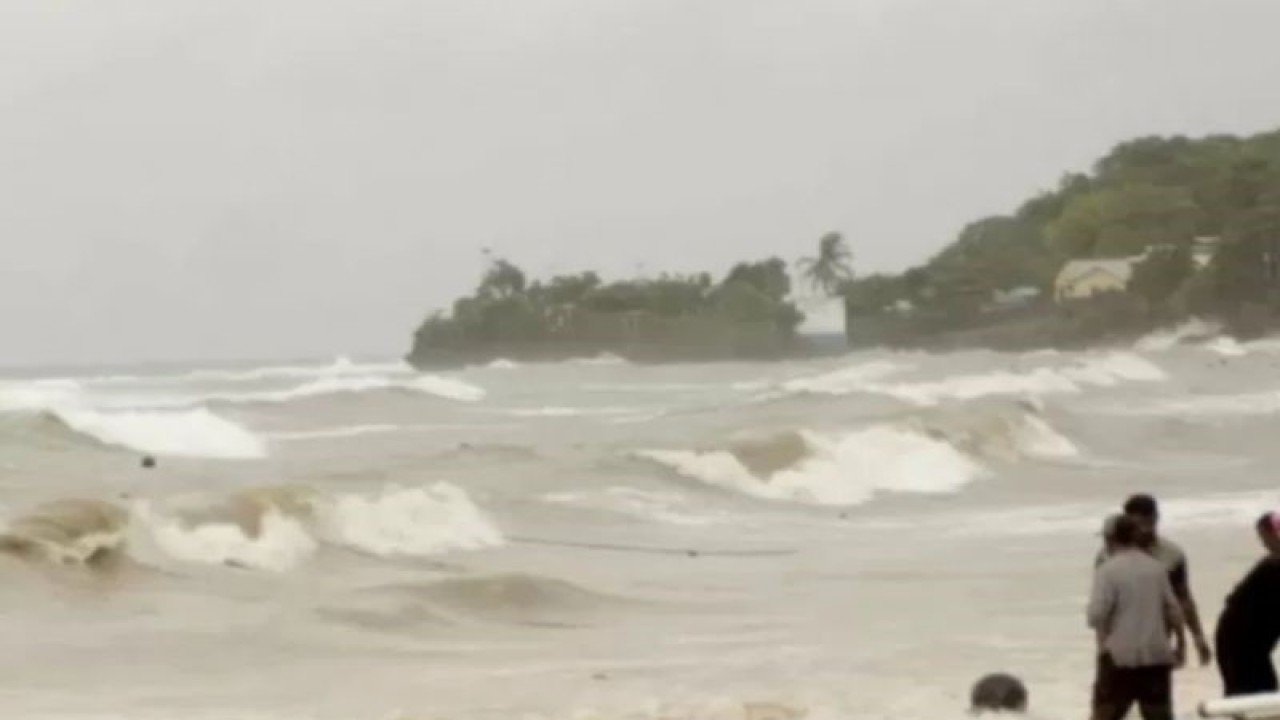 Ilustrasi - Warga menyaksikan gelombang laut saat cuaca ekstrem melanda wilayah laut di pesisir Kota Kupang, NTT. (ANTARA/Kornelis Kaha)