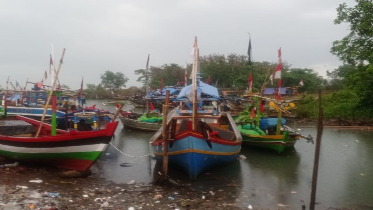 Perahu nelayan di Pantai Carita Kabupaten Pandeglang terpaksa istirahat untuk melaut pada siang hari karena tinggi gelombang 2.50 meter di Perairan Selatan Banten dan memilih dini hari untuk menghindari kecelakaan laut.ANTARA/Mansyur