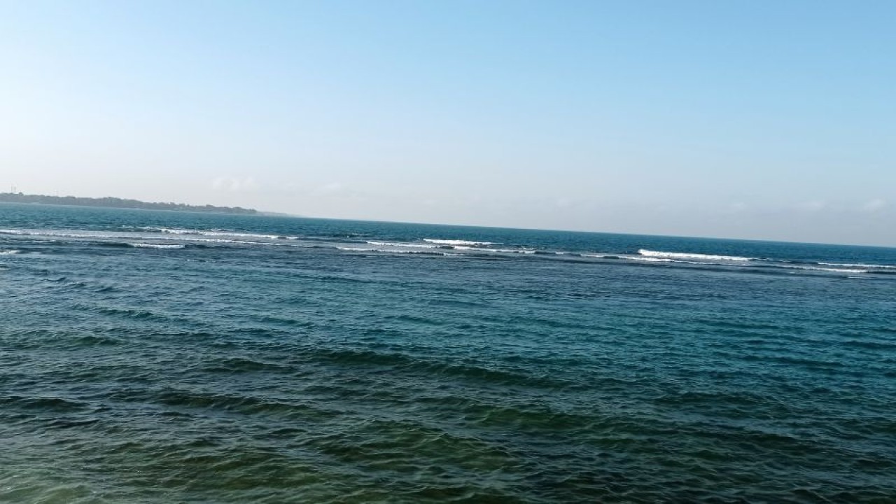 Tinggi gelombang di Perairan Selat Sunda bagian Selatan berkisar antara 1.25 - 2.50 meter sehingga waspada bagi pelaku pelayaran hingga 18 Desember 2023. ANTARA/Mansyur