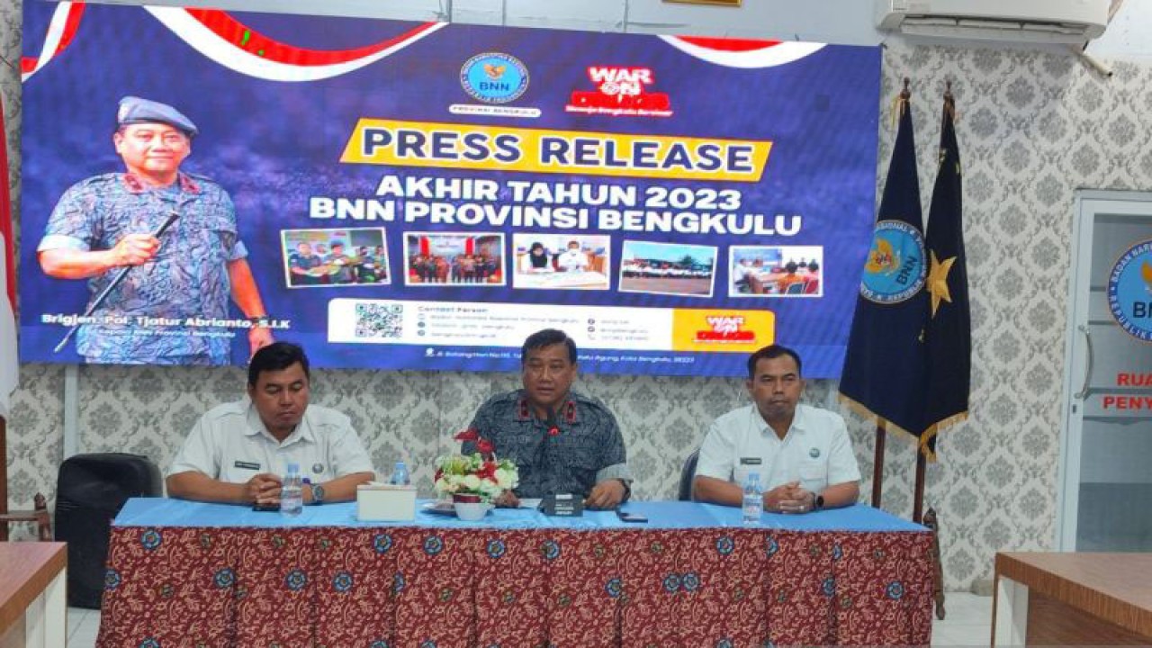 Kepala BNN Provinsi Bengkulu Brigjen Tjatur Abrianto (ditengah) saat menyampaikan rilis tahunan selama 2023. ANTARA/Anggi Mayasari