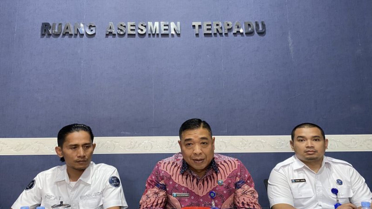 Kepala BNN Kota Bandung Kombes Pol. Mada Roostanto saat memberikan keterangan kepada awak media di Bandung, Jawa Barat, Rabu (27/12/2023). ANTARA/Rubby Jovan