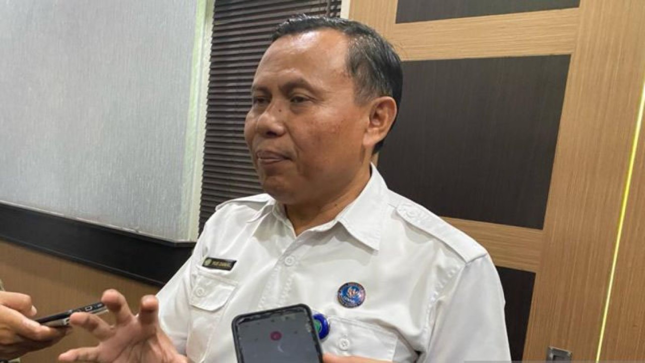 Kepala BNN Kabupaten Garut Deni Yusdanial saat jumpa pers akhir tahun 2023 kinerja BNN dalam program Tim Terpadu Pemberantasan, Penyalahgunaan, dan Peredaran Gelap Narkotika dan Prekursor Narkotika (P4GNPN) di Pendopo Kabupaten Garut, Jawa Barat, Rabu (27/12/2023). (ANTARA/Feri Purnama)