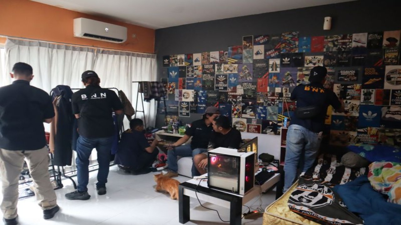 Petugas BNNP DIY merazia umah indekos eksklusif yang dinilai rawan penyalahgunaan narkoba di kawasan Sleman, D.I Yogyakarta, Jumat (1/12/2023) (ANTARA/HO-BNNP DIY)