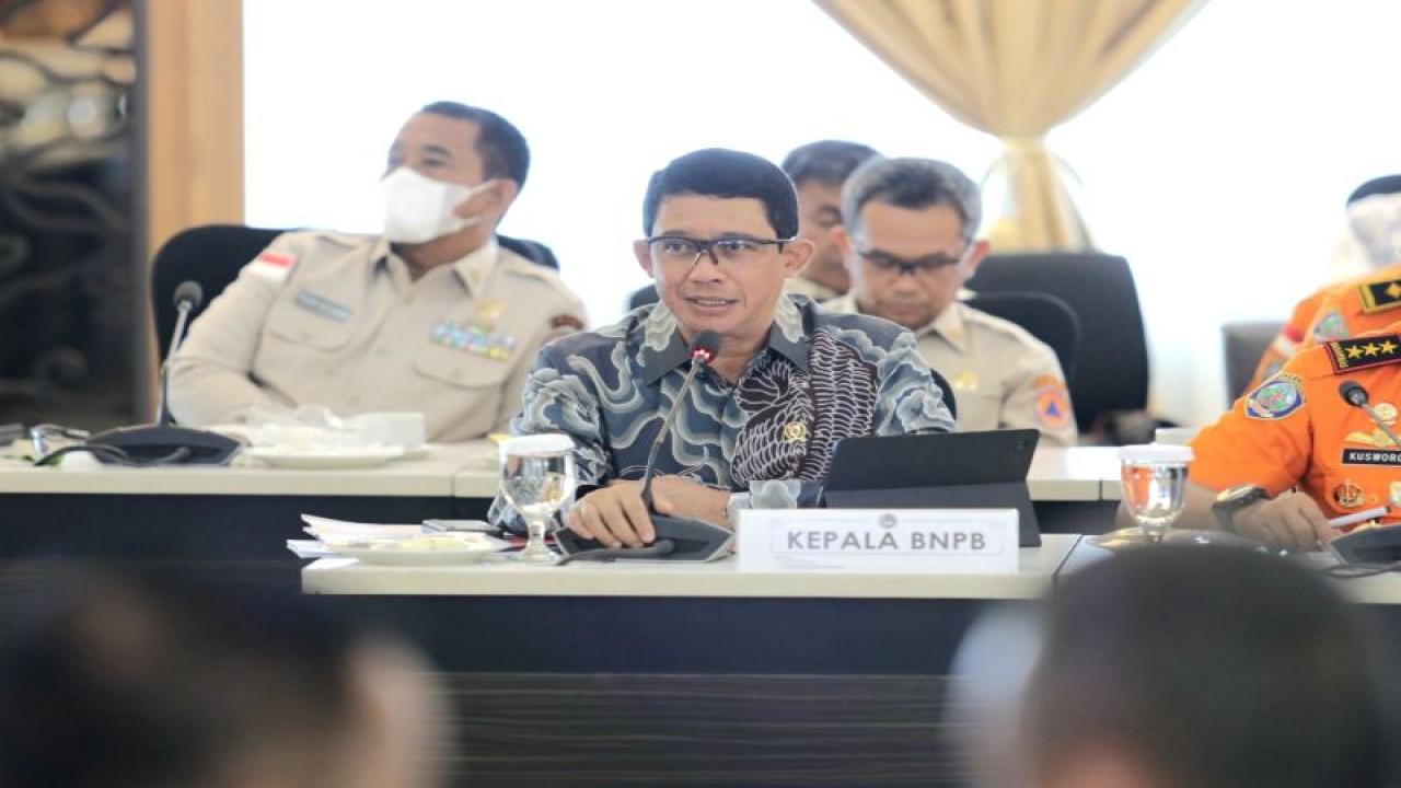Kepala BNPB Letjen TNI Suharyanto saat Rapat Tingkat Menteri di Kantor Kemenko PMK, Jakarta, Senin (11/12/2023). (ANTARA/HO-BNPB)