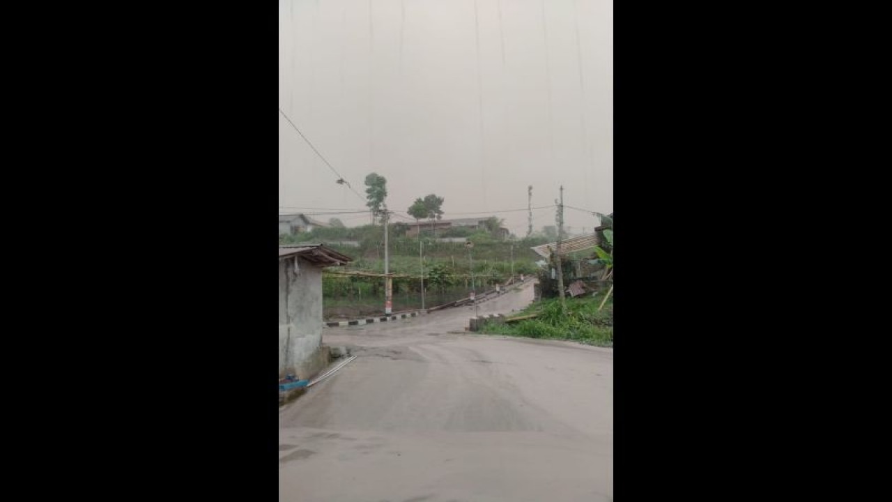 Hujan air bercampur abu vulkanik terjadi di wilayah desa Tlogolele, Kecamatan Selo, Kabupaten Boyolali, Jawa Tengah, pada Jumat (8/12/2023). ANTARA/HO-BPBD Kabupaten Boyolali