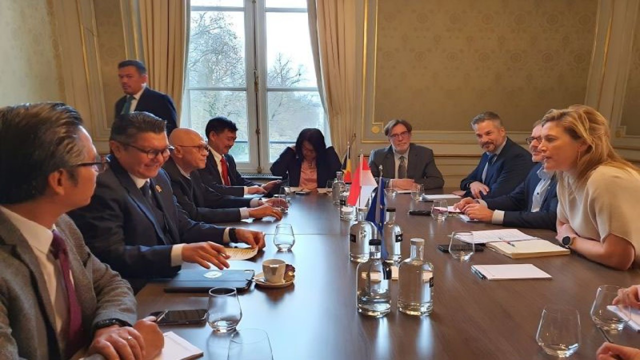 Kepala BNPT RI Komjen Pol. Mohammed Rycko Amelza Dahniel (dua kiri) dan Menteri Dalam Negeri Belgia Annelies Verlinden (kanan) saat pertemuan di Brussel, Belgia, Jumat (1/12/2023). (ANTARA/HO-BNPT RI)