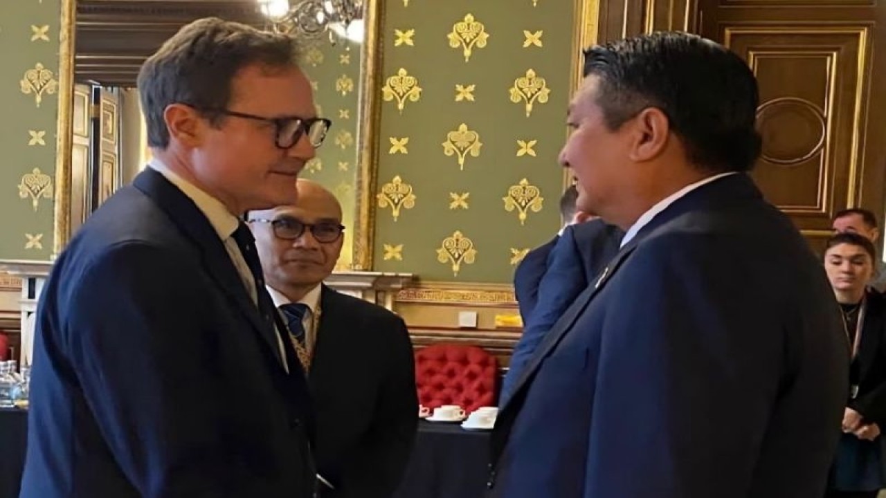 Kepala BNPT RI Komjen. Pol. Mohammed Rycko Amelza Dahniel (kanan) dan Menteri Dalam Negeri Urusan Keamanan Inggris Tom Tugendhat (kiri) di London, Inggris, Selasa (5/12/2023). (ANTARA/HO-BNPT RI)