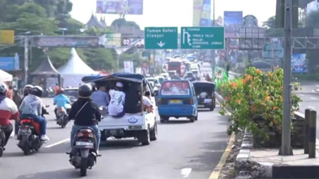 Kondisi arus lalu lintas Jalur Puncak di Simpang Gadog, Ciawi, Kabupaten Bogor, Jawa Barat. (ANTARA/HO-Humas Polres Bogor)